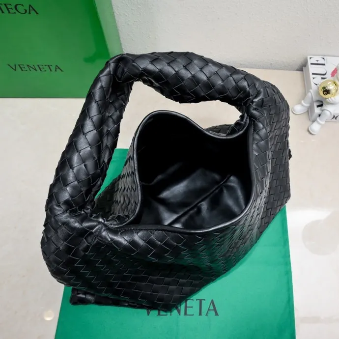 Batch 2160 #Bv New large HOP bag, the bag body and handles are made of a whole piece of woven leather. The bag body is soft and lazy. Hop symbolizes the praise of innovation and eternal craftsmanship [love]. The pyramid silhouette combines practicality and fashion. Modern and casual, the bag mouth is double-sided closed design, more convenient and safe! The cowhide texture also makes the bag more wear-resistant and durable. A must-have for fashionable ladies who like minimalism yet comfortable and casual! Size: 54x24x13, Model: 3970#
